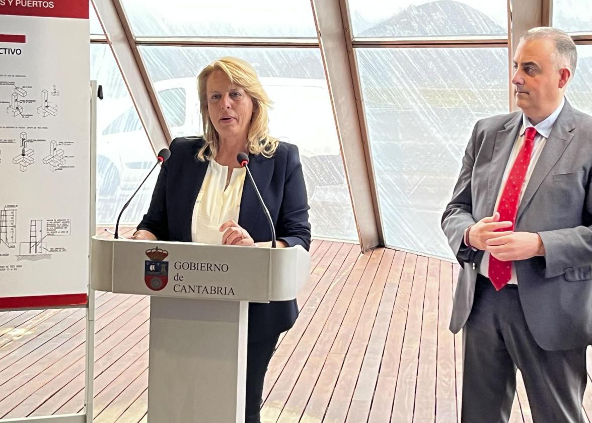 La consejera de Desarrollo Rural de Cantabria, María Jesús Susinos, en una inauguración de la adecuación de los diques del puerto de Santoña para su utilización como machina de atraque de barcos