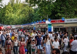 Diez planes familiares para despedir mayo en Madrid: de la Feria del Libro a hinchables en Madrid Río