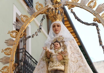 La Virgen de la Paz salió este domingo entre repiques de campanas de la iglesia de San Andrés