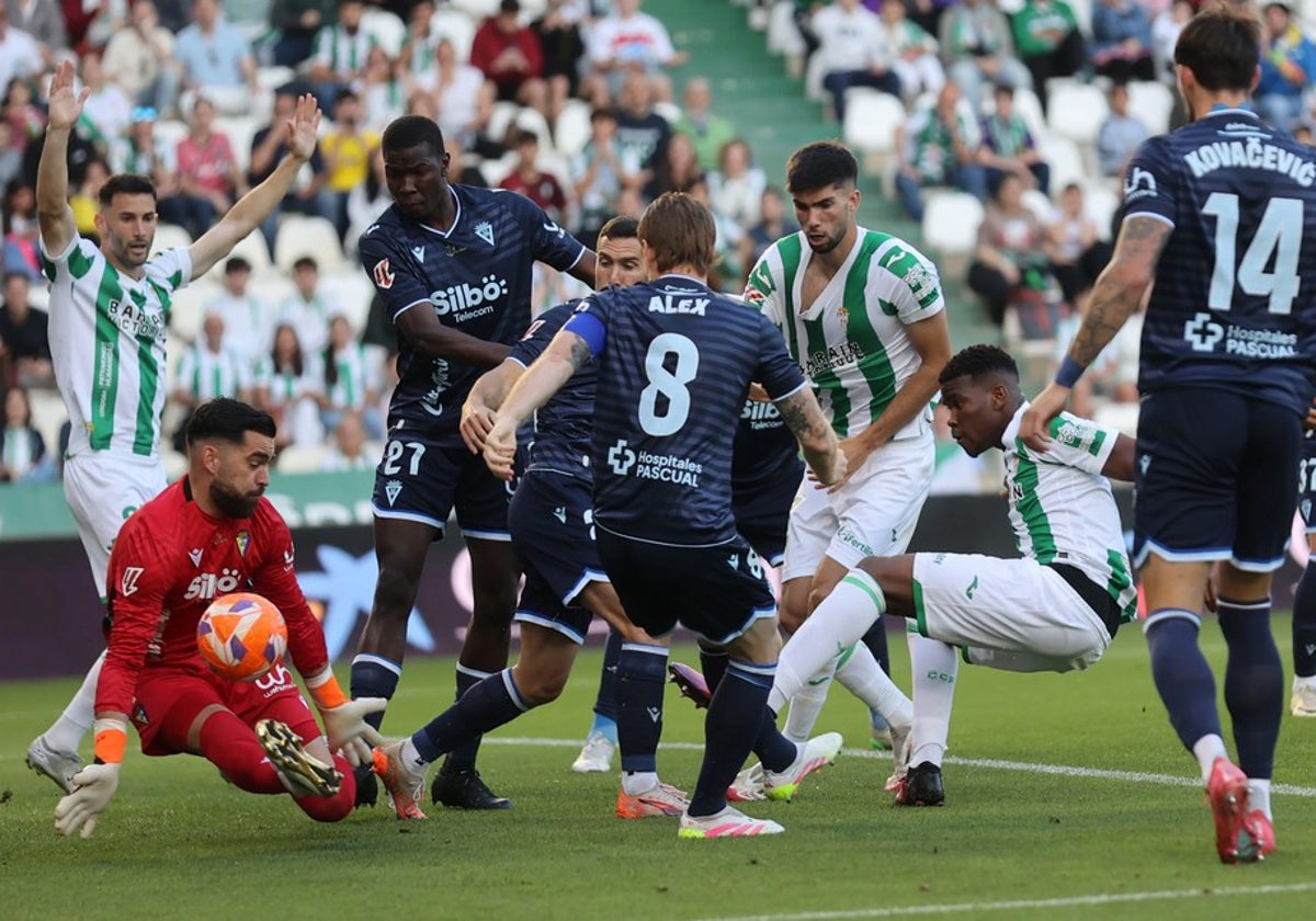 El Córdoba y el Cádiz durante su partido de vuelta; dos de los equipos que se han movido en el mercado