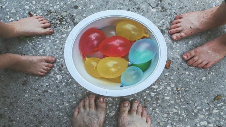 Duchas portátiles y accesorios para refrescarte al aire libre en verano (sin tener piscina)