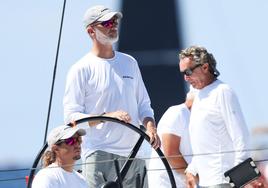 Felipe VI, al timón del Aifos en el primer día de regatas en Palma