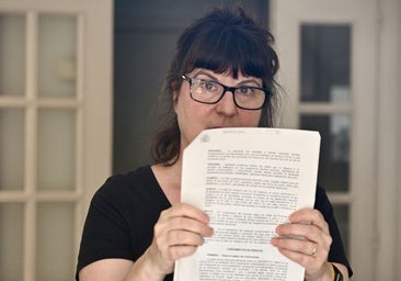 Mireia muestra la resolución del Juzgado de Barcelona que condena a la UOC