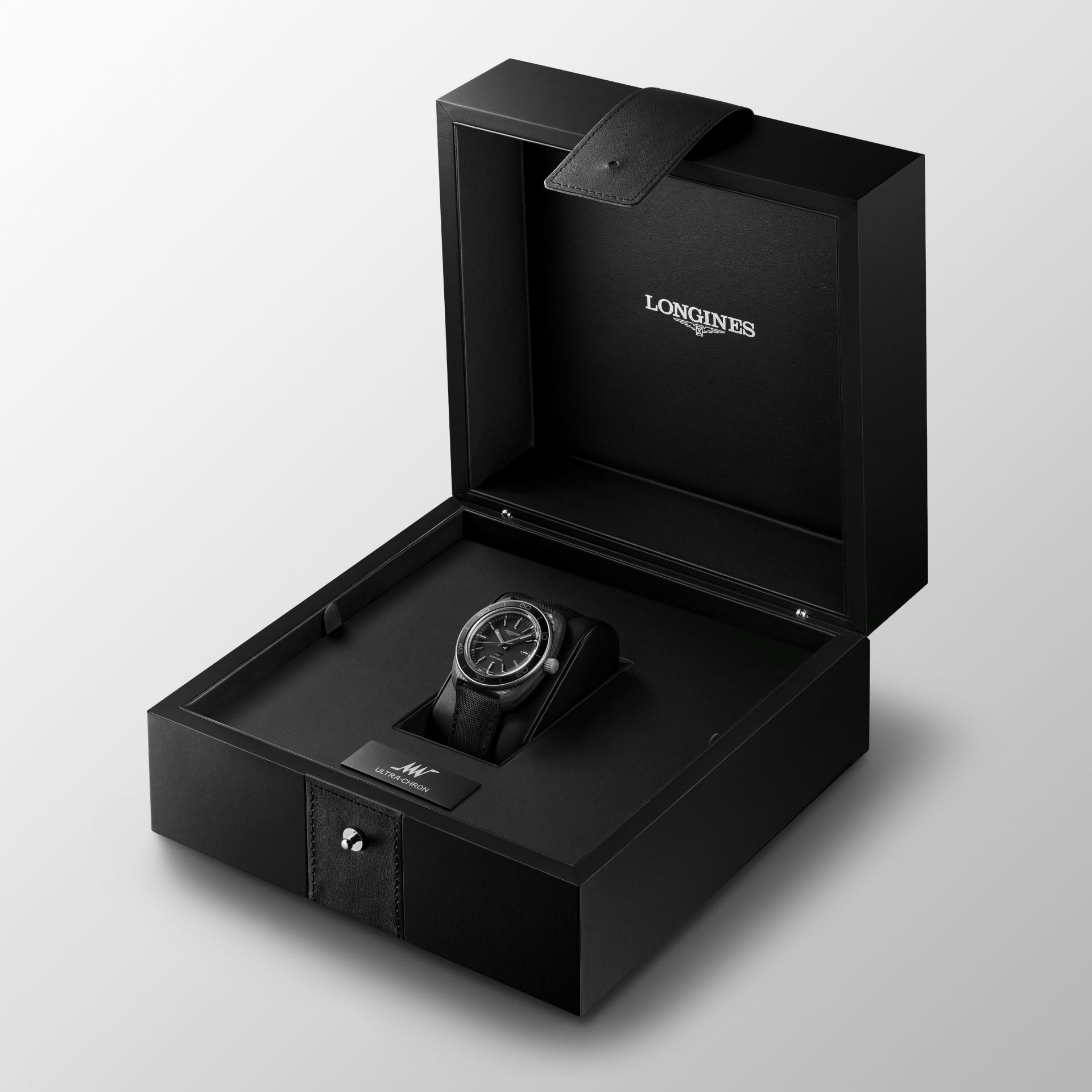 Apasionados relojeros. La colección ultra-chron de Longines se viste de carbono y reinventa su línea lanzada en 1968 innovando con un nuevo modelo con caja de carbono que es una primicia para la marca. Este material tan extremadamente resistente como ligero se emplea a menudo en sectores punteros como la aeronáutica, el nuevo reloj cuenta con una caja de 43 mm y pesa menos de 80 gramos, incluidos el reloj y la correa. Es hermético hasta 300 metros e incluye el movimiento mecánico automático de alta frecuencia (5 Hz), calibre Longines L836.6 exclusivo. Su precio es de 5.450 euros
