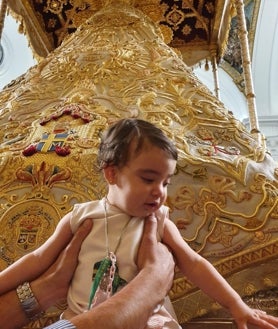 Imagen secundaria 2 - Arriba Carmen con sus padres en una foto más reciente, abajo con su hermano y a la derecha en 2019, cuando la pasaron por el manto de la Virgen del Rocío